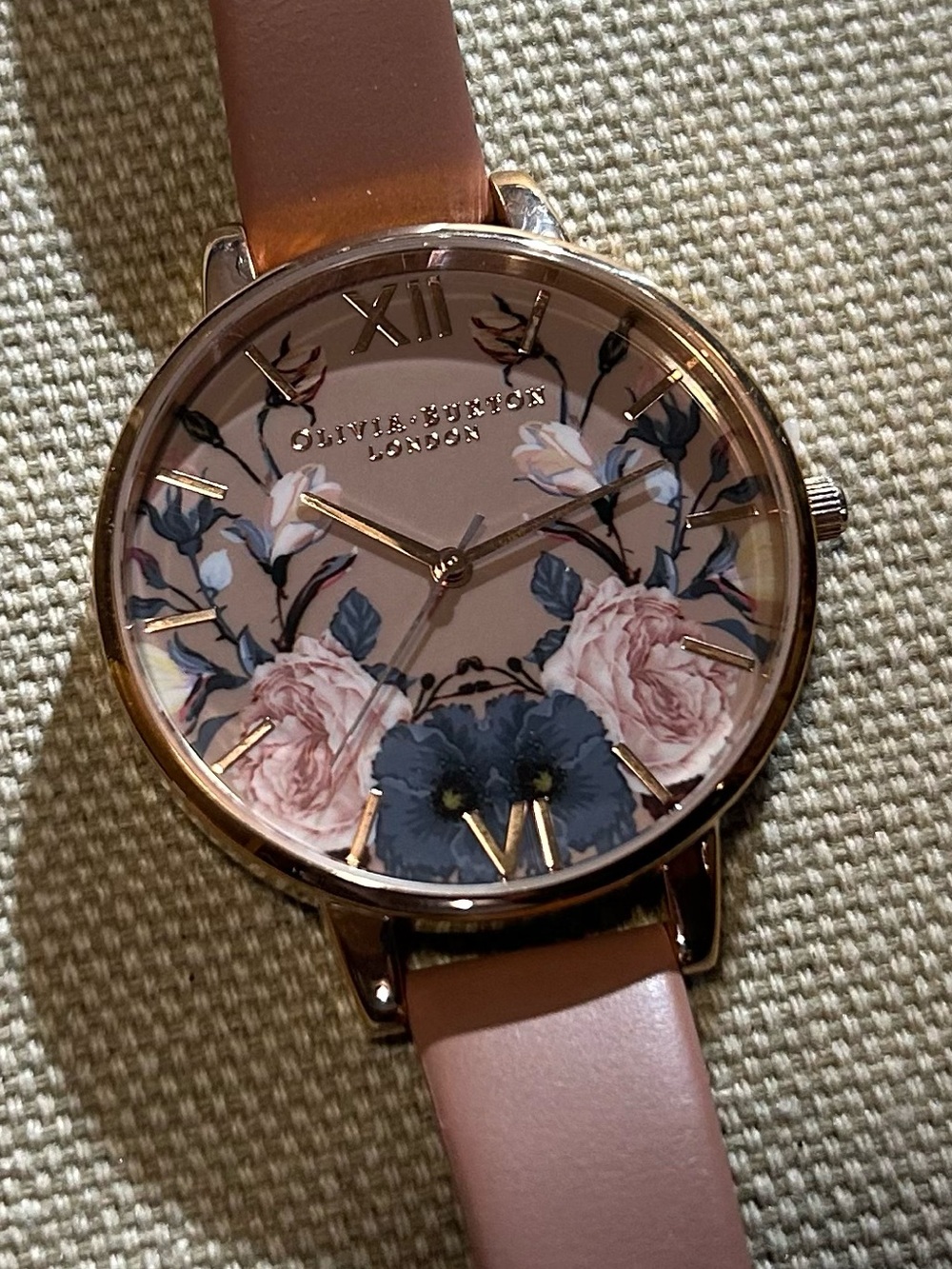 OLIVIA BURTON WATCH WITH 38mm FACE WITH MULTICOLOR FLORAL PATTERN.